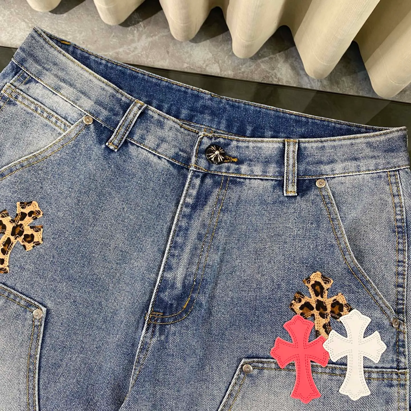P270 CH Chromehearts Malaysia-limited leopard print cross patchwork leather workwear jeans and logging pants. The counter price is 34W level. The patchwork cross pattern is embellished and the jeans are washed! ! An absolutely high-end luxury product, a 1.9W-level god-level single product, a super popular product, made by top heavy industry, a magic weapon that cannot be missed! [About Zangyin] This is an extremely luxurious fashion brand that can also be called the aristocracy of the high street. It has always been an exclusive brand for some hipsters or rich second generations. Compared with ordinary high streets, it is more luxurious and noble. Compared with luxury brands, it is more fashionable and individual. It has always been a brand that I have a special liking for. [Top heavy industry fashion design] Consistently high-street luxury style. Speaking of this style, the Zangyin family and GU family are definitely the leading representative brands. Especially the Zangyin family has really achieved a state-of-the-art effect in creating high-street style. The unique washed material is used to create this style. The color system is already quite eye-catching. After it is decorated with patchwork cross flowers, it cleverly highlights the charm of the brand. Secondly, this style uses classic The high-waist cutting design highlights the long legs and fashionable temperament of the upper body. The brand is highly recognizable and the slim fit configuration is more suitable for daily wear. It is a product that interprets personality, fashion, and specifications at a glance. This single product is enough to make any fan excited. It can be a white T-shirt for a youthful college style, or a tight suspender for a royal style. It has strong matching ability and can be easily controlled by men.  [Materials and craftsmanship] Needless to say, this point goes without saying. As an excellent craftsman brand, Zangyin’s requirements for details and craftsmanship are really perfect. The washed color of this model has gone through so many processes, not to mention the embellishment of denim appliques. It is also purely hand-made and sewn. Just like what they believe in, only hand-made things have soul and have the meaning of wear. A top-notch heavy-duty fashionable denim item, I look forward to your perfect interpretation! !  Color: blue Size: 28-36